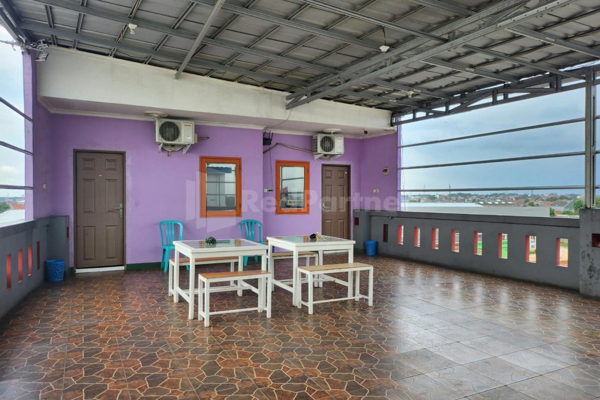 Puspita Homestay Mitra Reddoorz Bekasi Kültér fotó